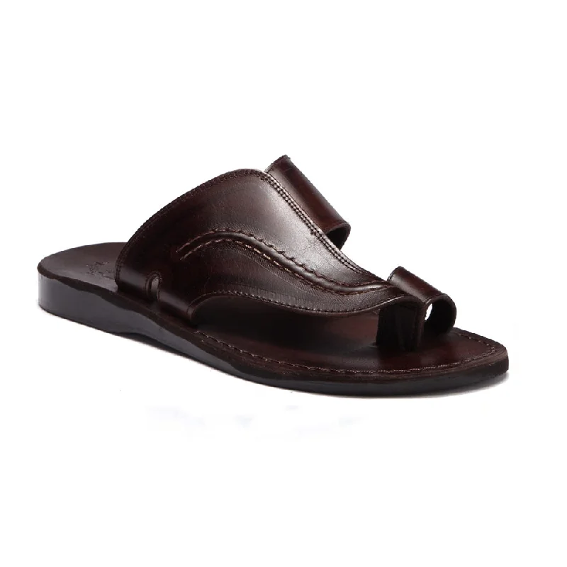 Men's sandals with a contrast stitching detailPeter - Leather Toe Strap Sandal | Brown