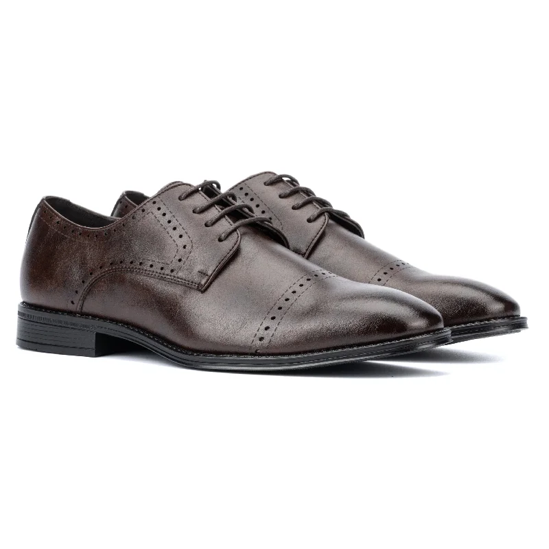 Men's Oxfords with a cap - toe design and a rubber heelMen's Dionís Oxford Shoe