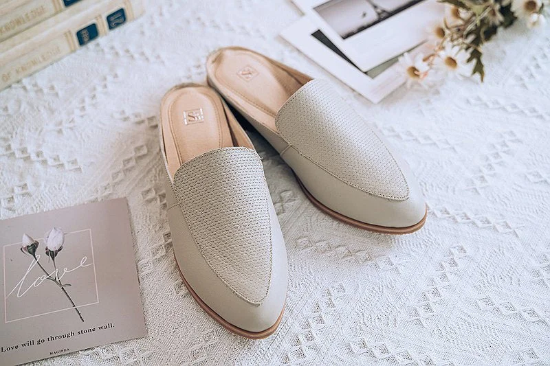 Men's sandals in a neutral color like black or brownSC1013【可個人訂製】頂級NAPPA皮革編織穆勒鞋 灰白 (版型偏小建議大一碼)