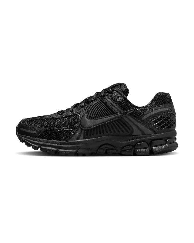 Men's breathable mesh running sneakers with reflective detailsNIKE ZOOM VOMERO 5 - BLACK / BLACK